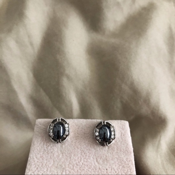 Bundle Item: Stud Earrings - Picture 1 of 3